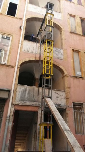 Manutention un coffre-fort par escalier à l'aide un portique dans le vieux Lyon