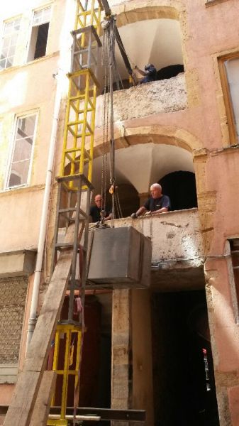Manutention un coffre-fort par escalier à l'aide un portique dans le vieux Lyon