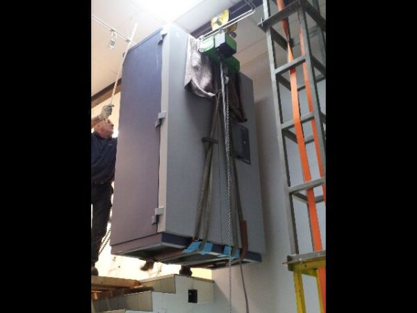 descente d'un coffre fort au palan