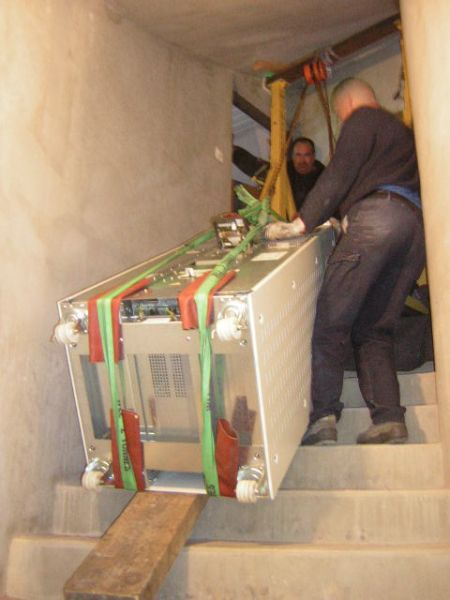 manutention par escalier d'un onduleur à Montélimar