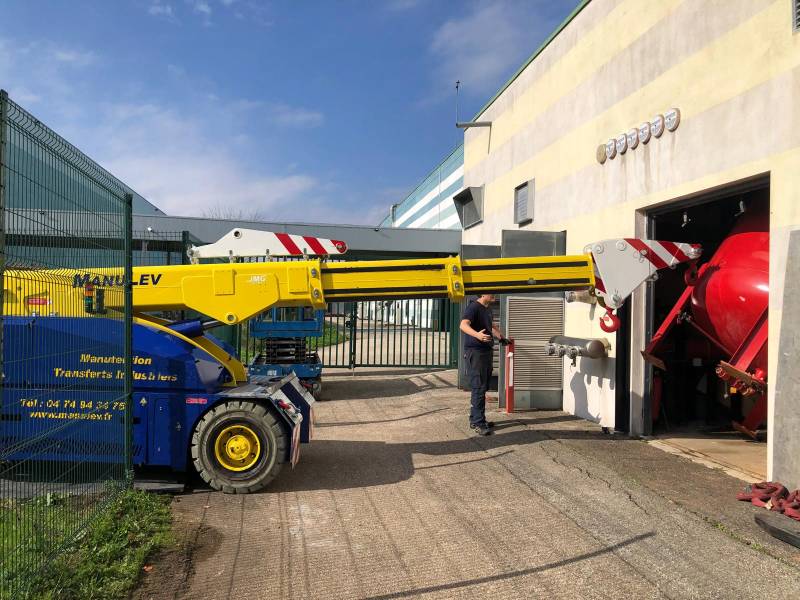 Manutention et levage d'un ballon 15 tonnes à l'aide d'une grue électrique pour industriel