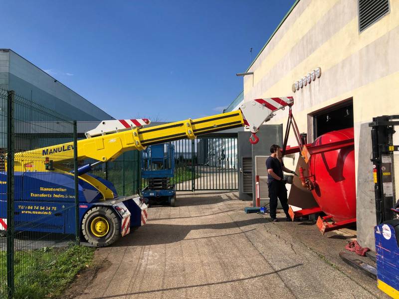 Manutention et levage d'un ballon 15 tonnes à l'aide d'une grue électrique pour industriel