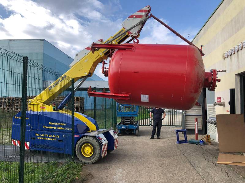 Manutention et levage d'un ballon 15 tonnes à l'aide d'une grue électrique pour industriel