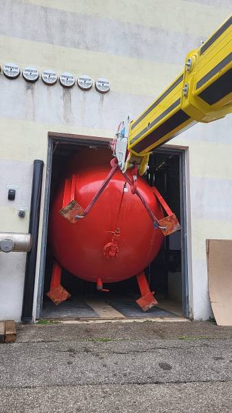 Manutention et levage d'un ballon 15 tonnes à l'aide d'une grue électrique pour industriel