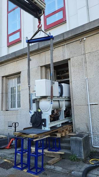 Livraison et manutention d'un groupe froid avec transport frigorifique