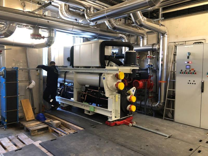 Livraison et manutention d'un groupe froid avec transport frigorifique