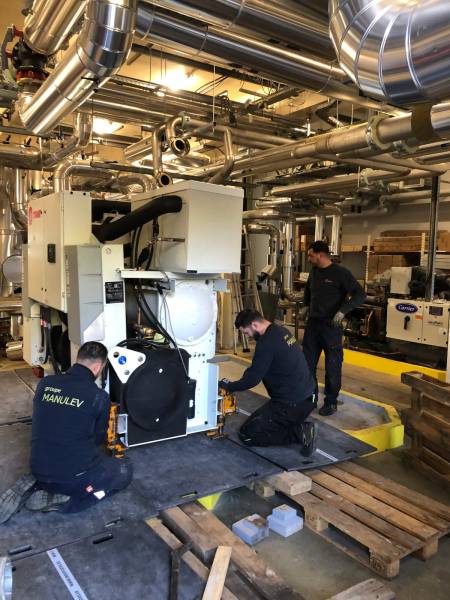 Livraison et manutention d'un groupe froid avec transport frigorifique