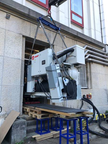 Livraison et manutention d'un groupe froid avec transport frigorifique