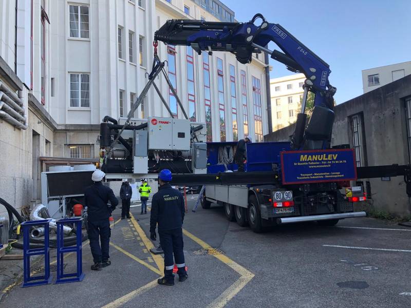 Livraison et manutention d'un groupe froid avec transport frigorifique