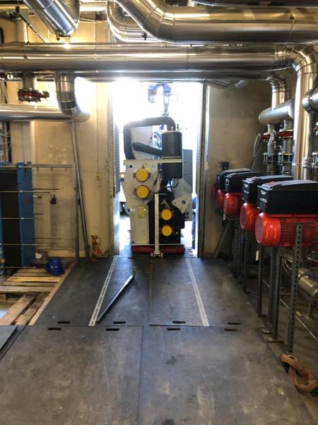 Livraison et manutention d'un groupe froid avec transport frigorifique