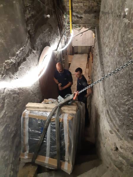 Livraison d'un coffre-fort par escalier.