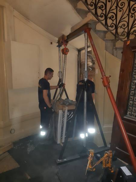 Livraison d'un coffre-fort par escalier.