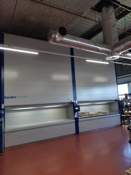 Livraison et montage d'une tour de stockage.