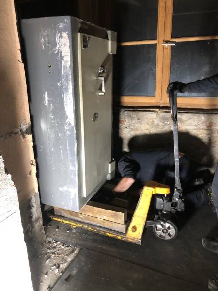 Manutention et retrait de plusieurs coffre-fort par passage par fenêtre pour déménagement