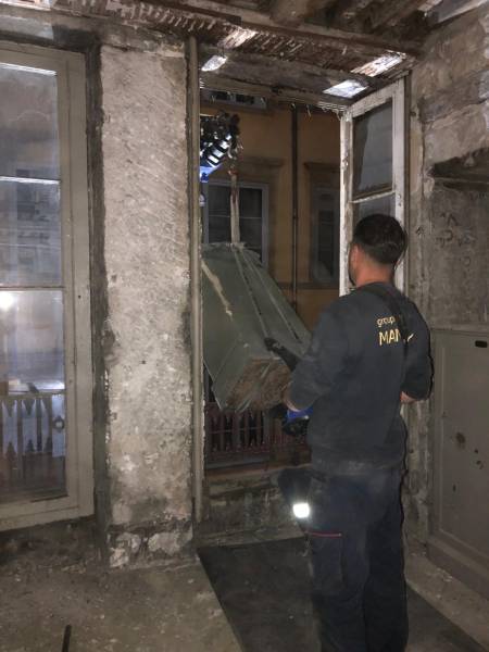 Manutention et retrait de plusieurs coffre-fort par passage par fenêtre pour déménagement