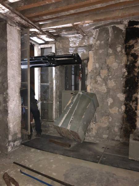 Manutention et retrait de plusieurs coffre-fort par passage par fenêtre pour déménagement