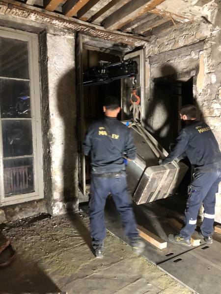 Manutention et retrait de plusieurs coffre-fort par passage par fenêtre pour déménagement