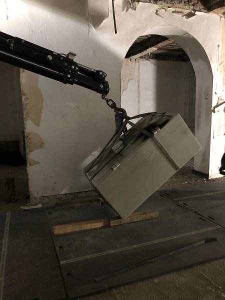 Manutention et retrait de plusieurs coffre-fort par passage par fenêtre pour déménagement