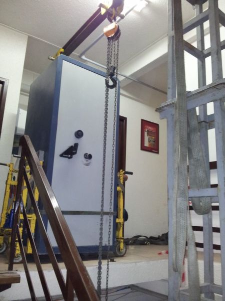 descente d'un coffre fort au palan